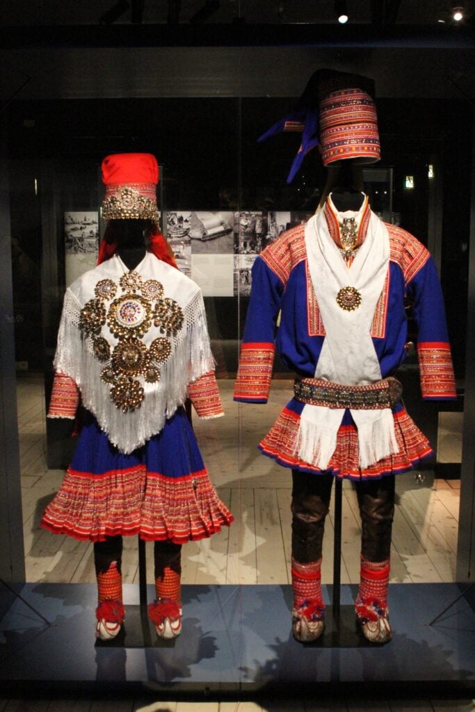 Dockor klädda i samiska dräkter.