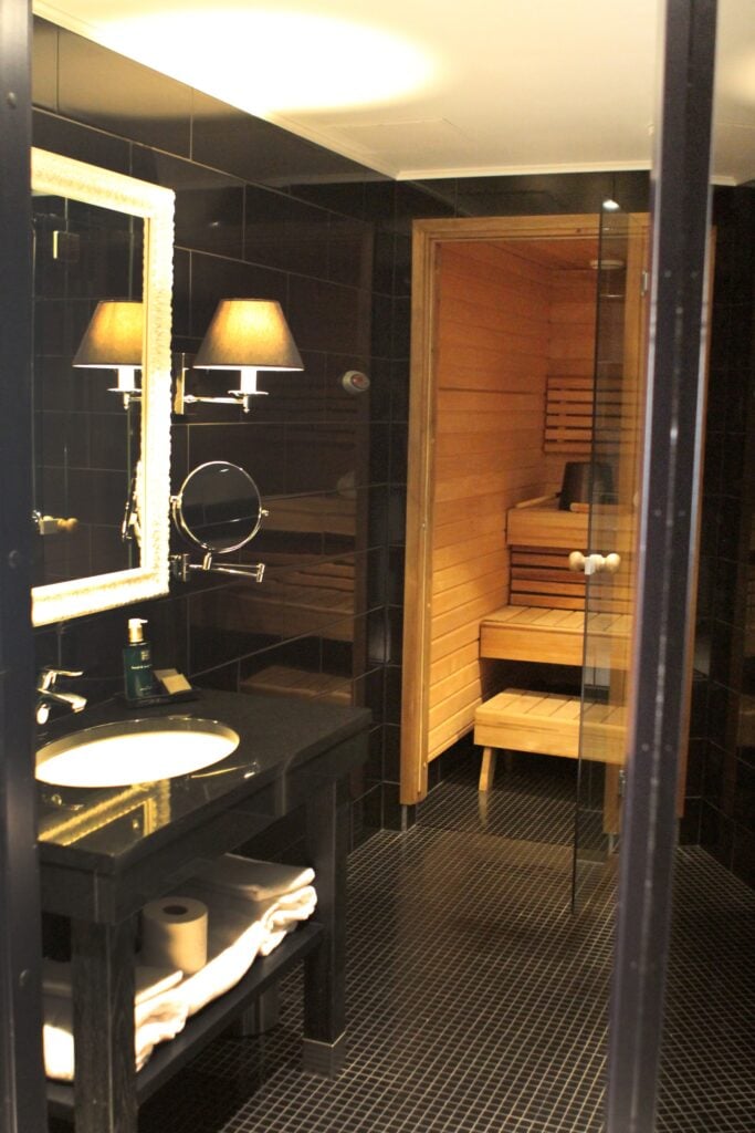 Bastu innanför hotellbadrum