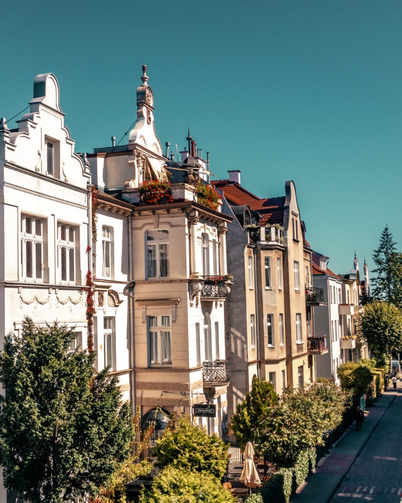 Klassiska byggnader badar i solen.