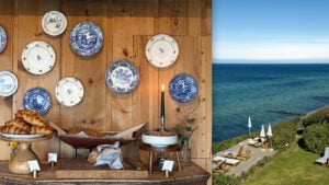 Två bilder bredvid varandra: Till vänster en trävägg med fat på väggen och till höger en vacker havsby med en strand och en altan med solmöbler på en gräsmatta.