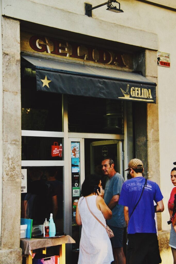 Flera människor utanför en restaurang.