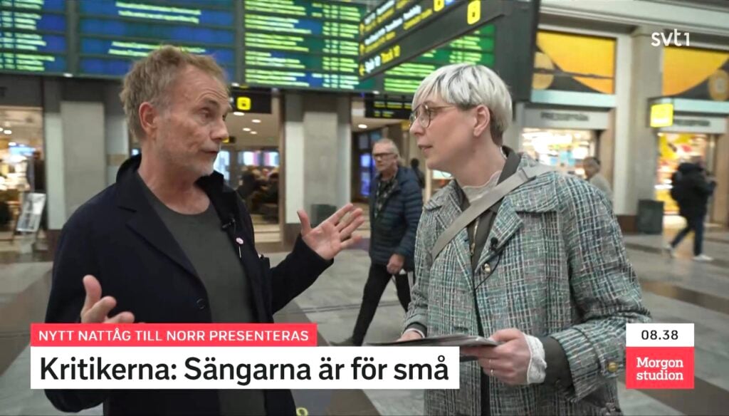 Två person på tågstation diskuterar i SVT livesändning.
