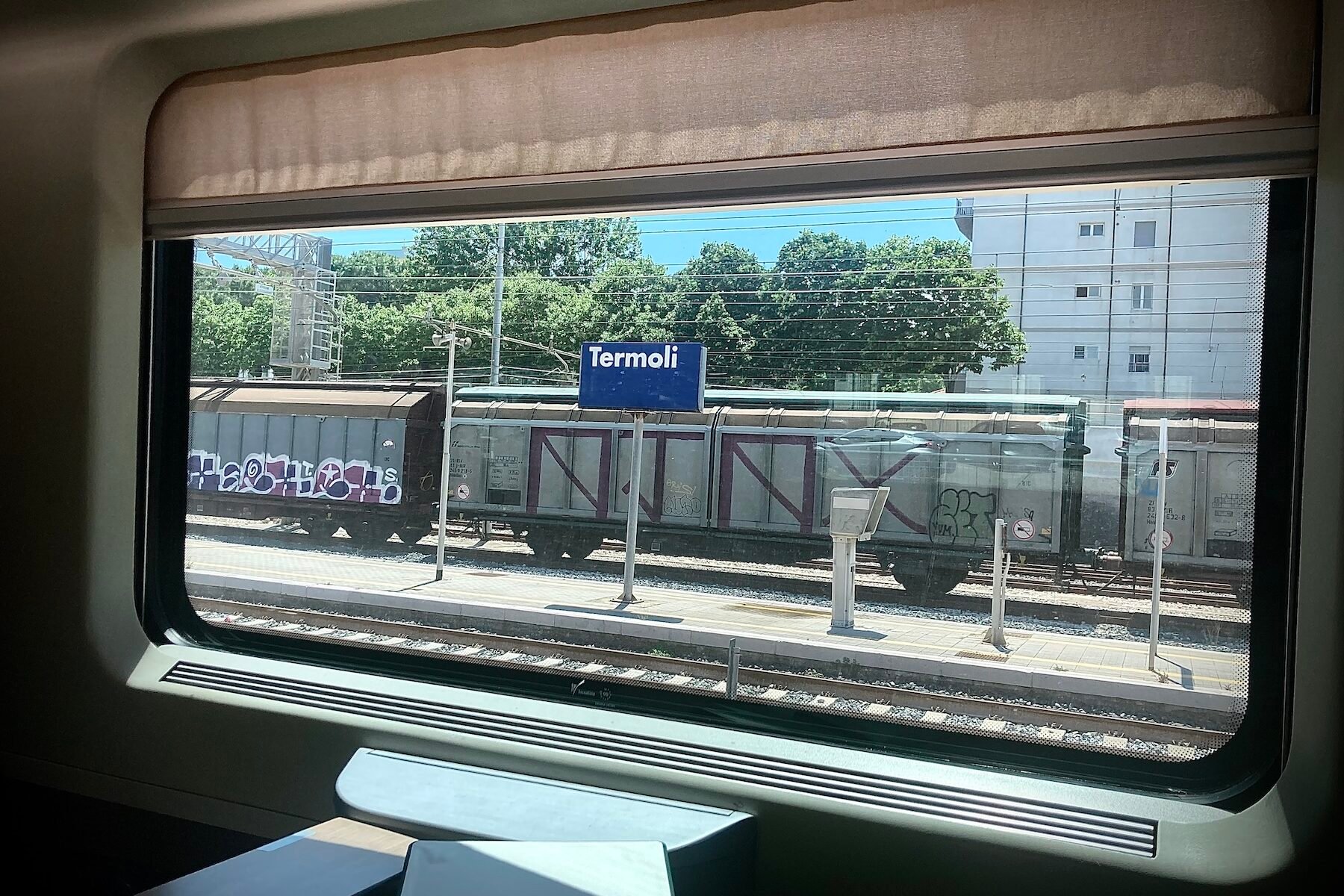 Perrong sedd från tågfönster.