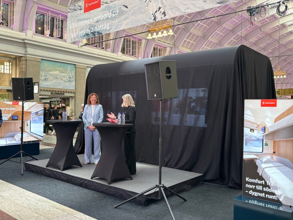 Presnetattion av nytt nattåg på Stockholm Central. Två kvinnor på en scen.