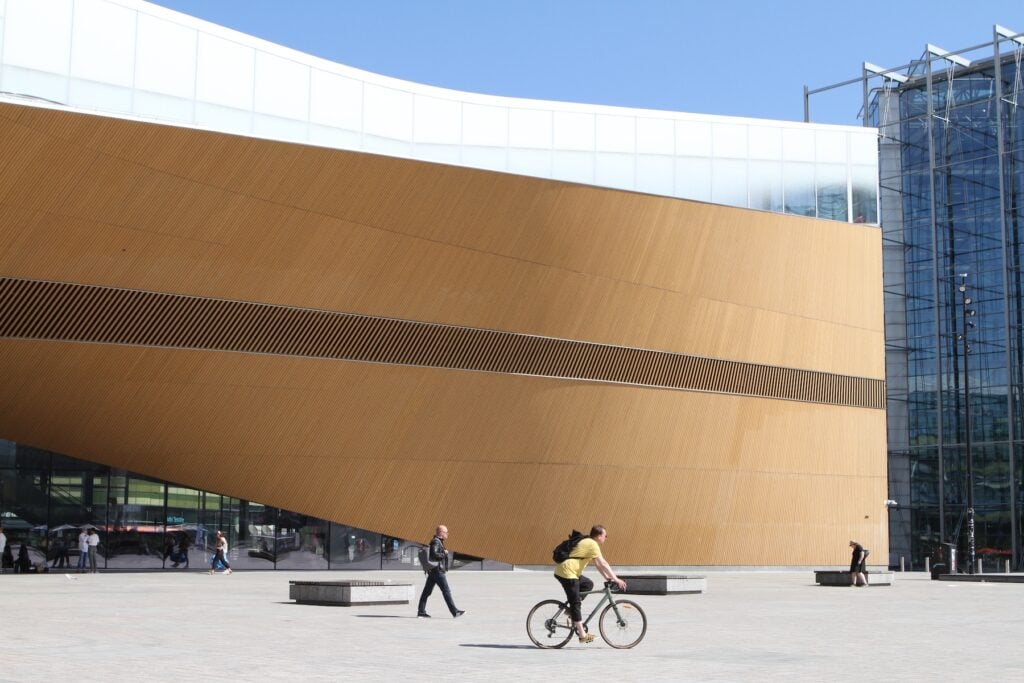 Kulturhus med hög fasad utan fönster.