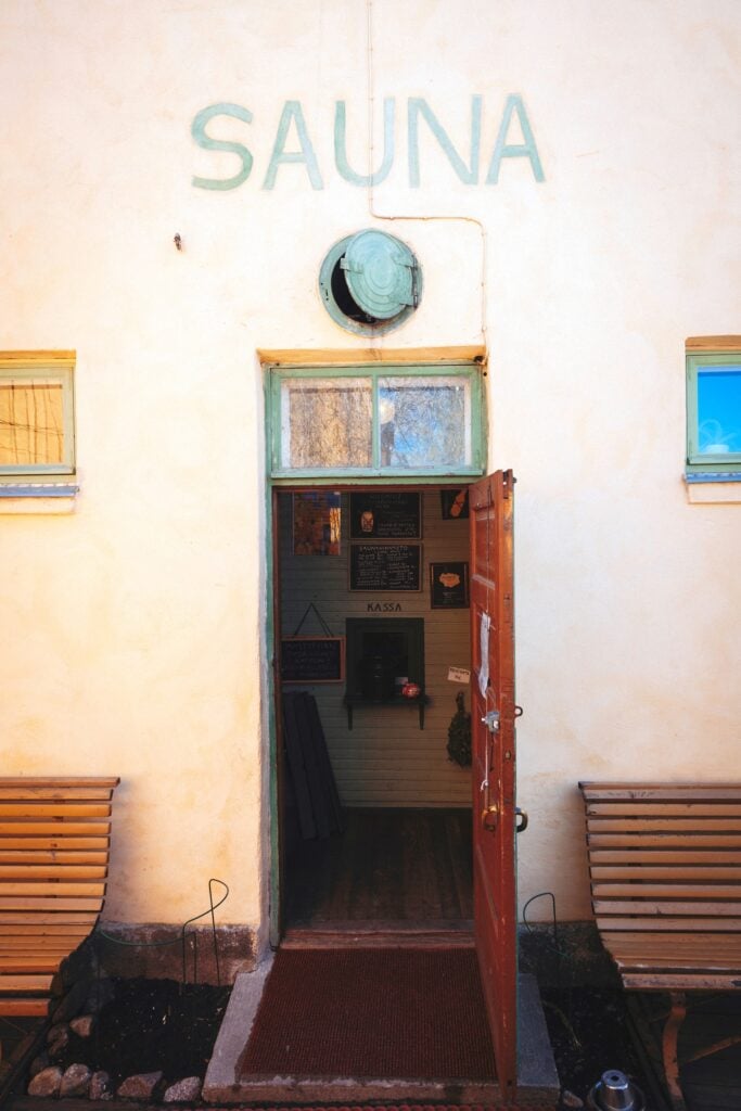 Dörr till gammal traditionell finsk bastu