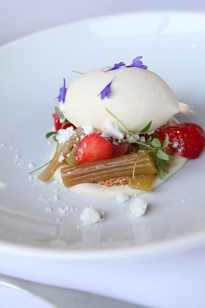 Efterrätt med marräng och röda bär.