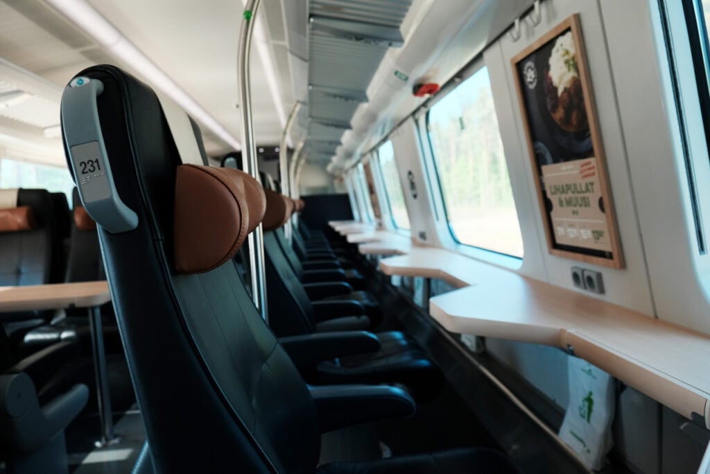 Tågstolar vända mot fönstren