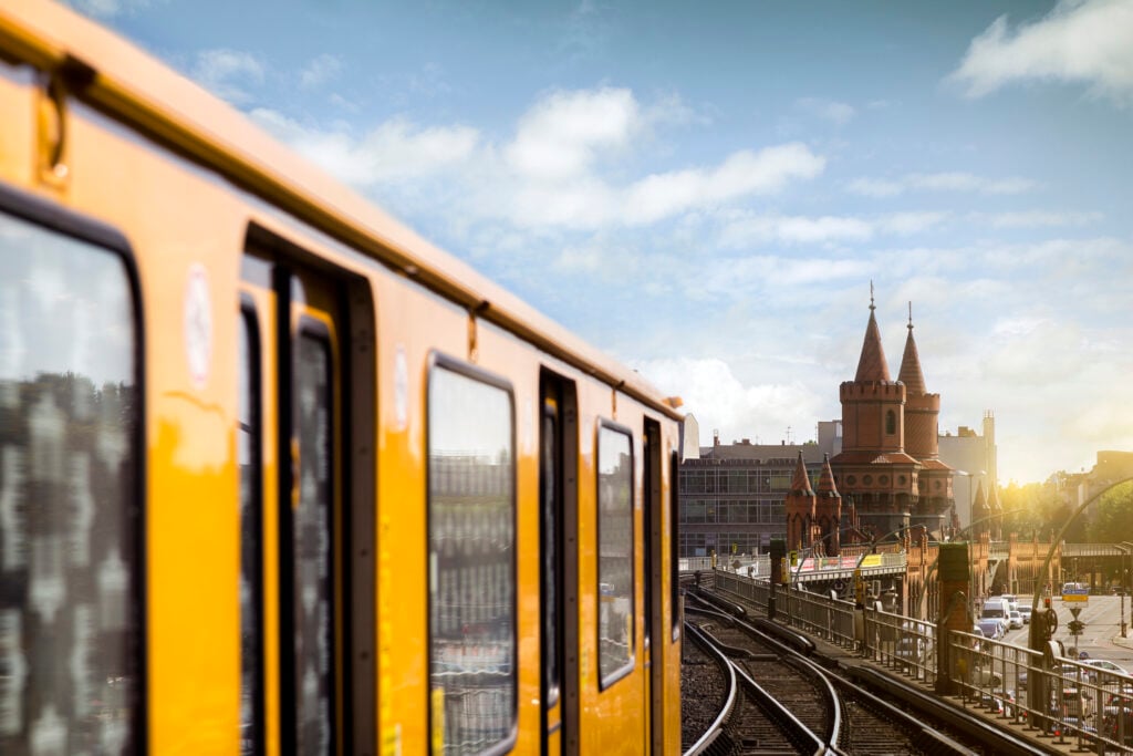 Ett gult tåg i solnedgången på väg mot Berlin.