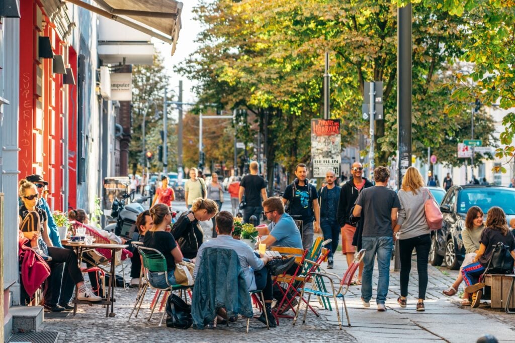 Uteservering på trottoar i Berlin