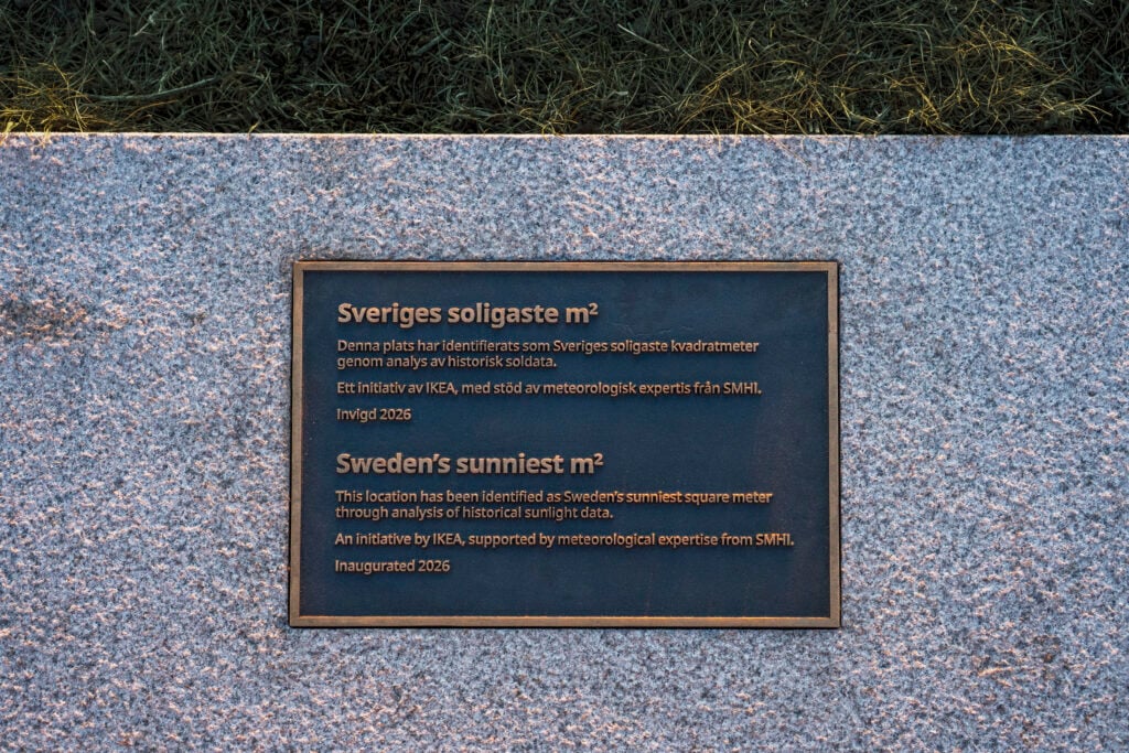 En skylt i marken med texten "Sveriges soligaste m2..." 