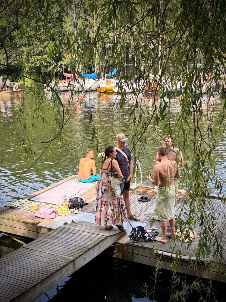 Brygga med människor i badkläder
