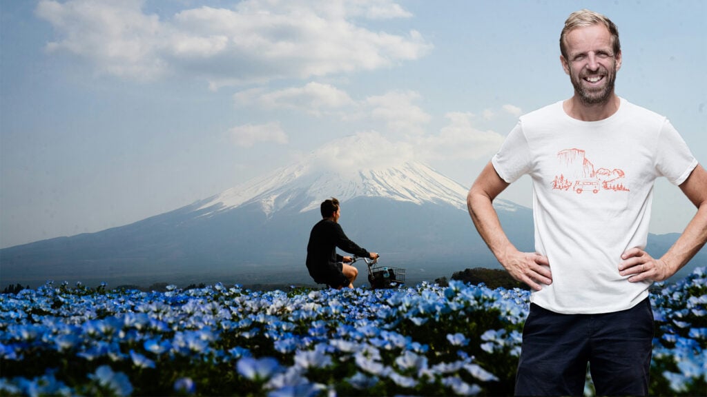 En man cyklar mellan ett blått blomsterfält och Mount Fuji. En leende man i vit t-shirt är inklippt ovanpå.
