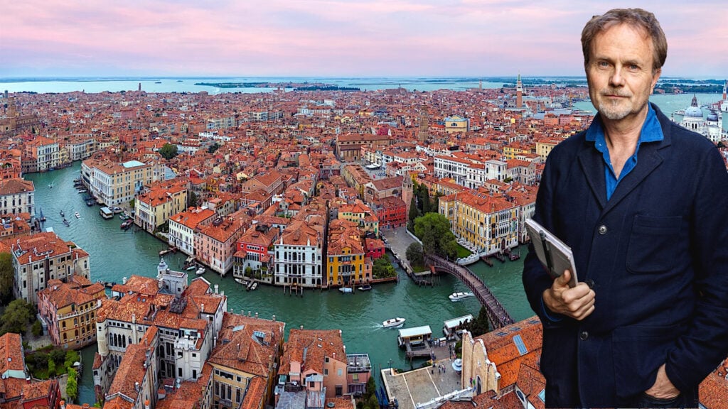 Flygbild över Venedig. En man i svart som håller en bok, är inklippt i bilden.