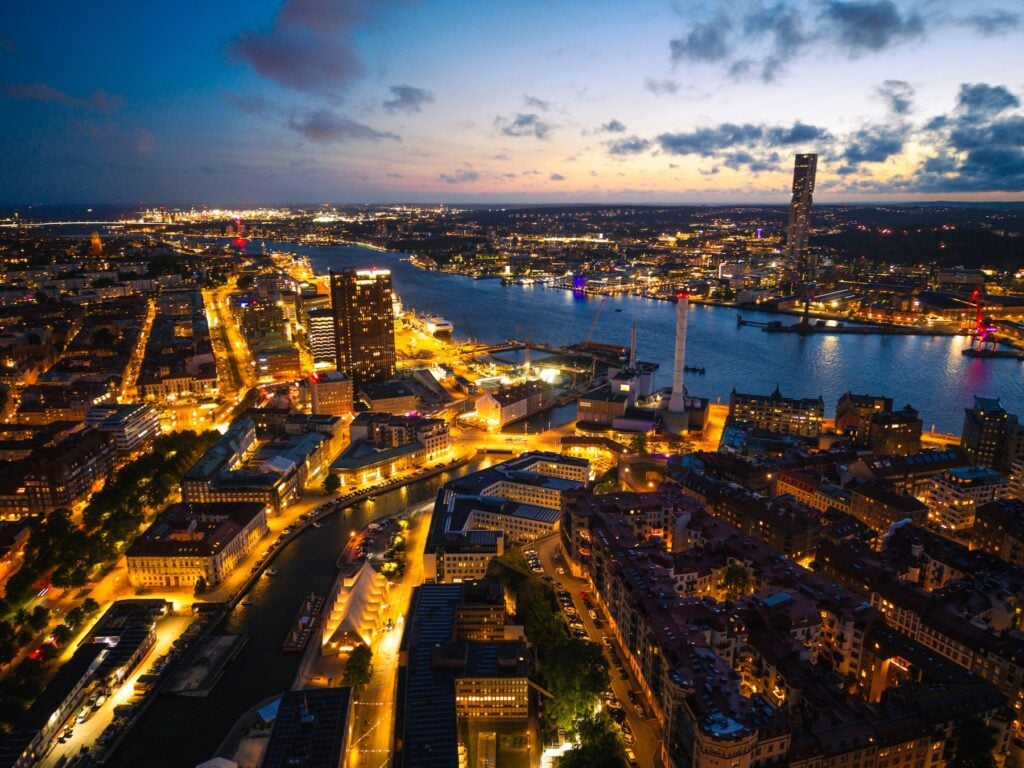 Flygbild över nattligt Göteborg.