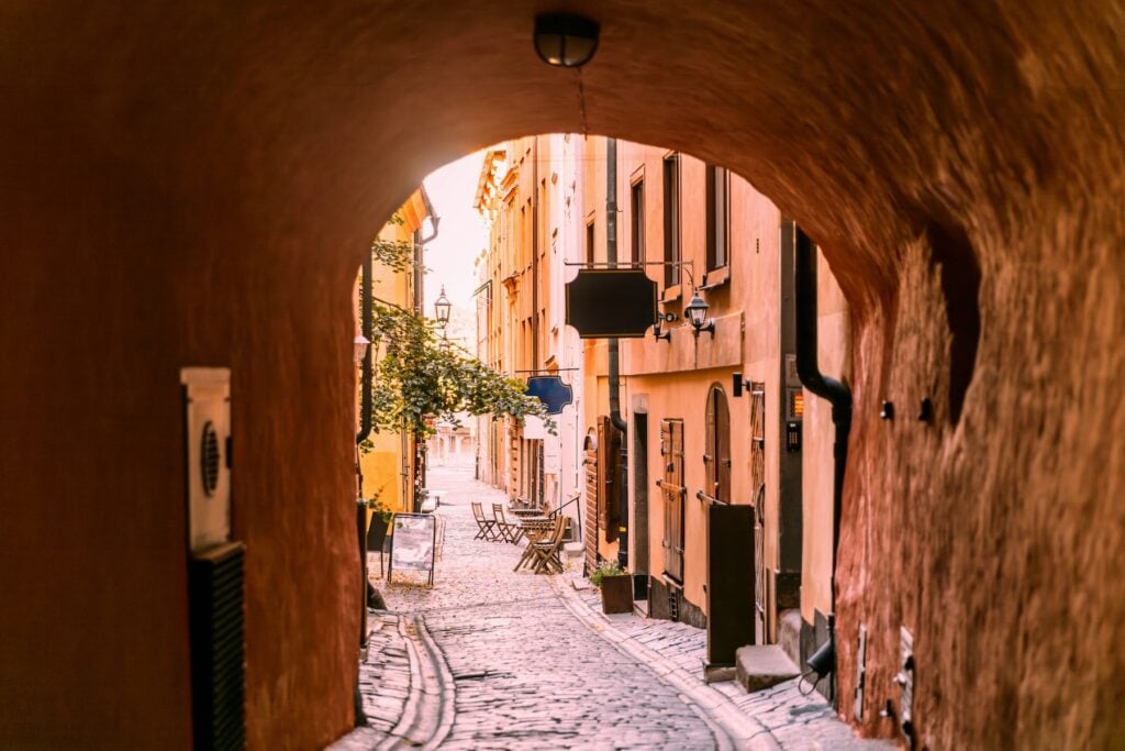 Smal gränd med portal i Gamla stan i Stockholm.