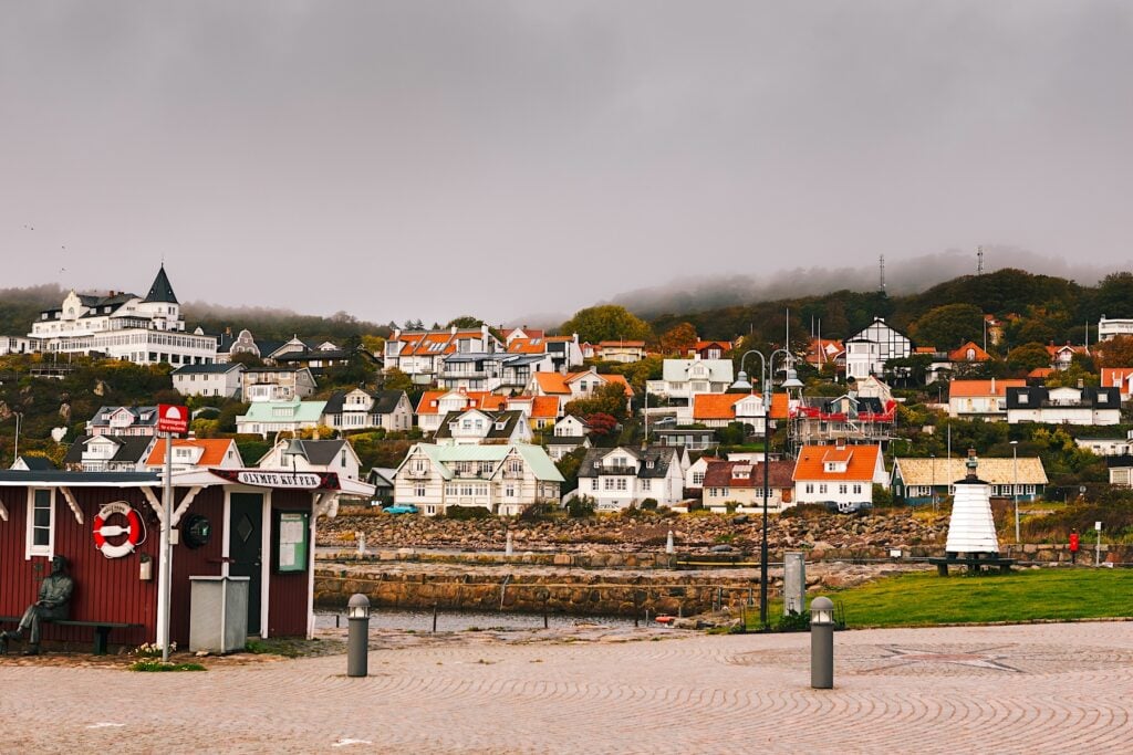 Bild på vita hus i sluttning nära havet.