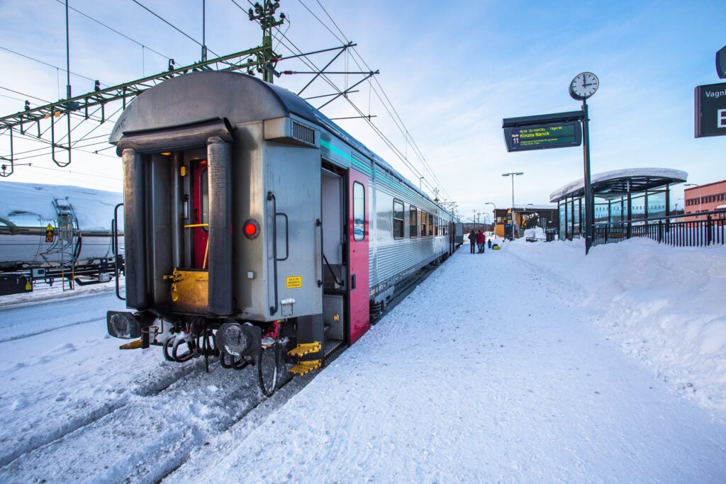 Ett dagtåg till Norge står på en snötäckt perrong.