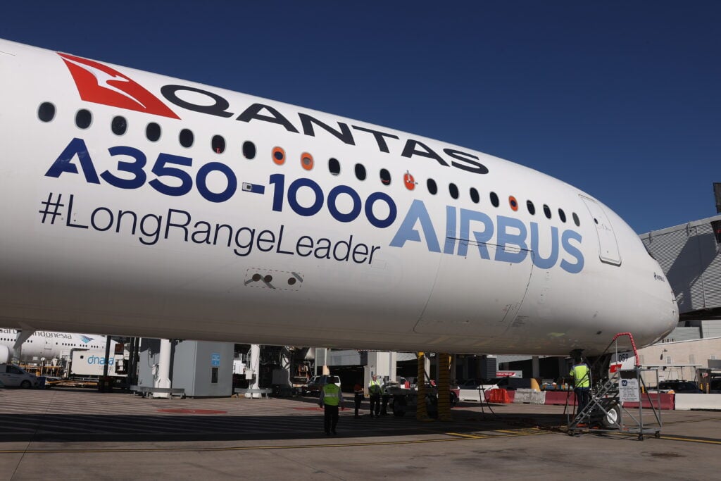 En vit flygplatskropp med text på.