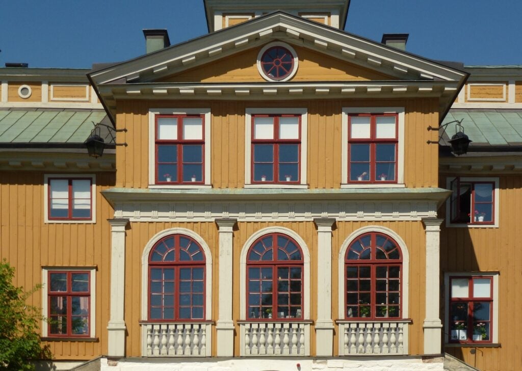 Gulbrunt träslott.