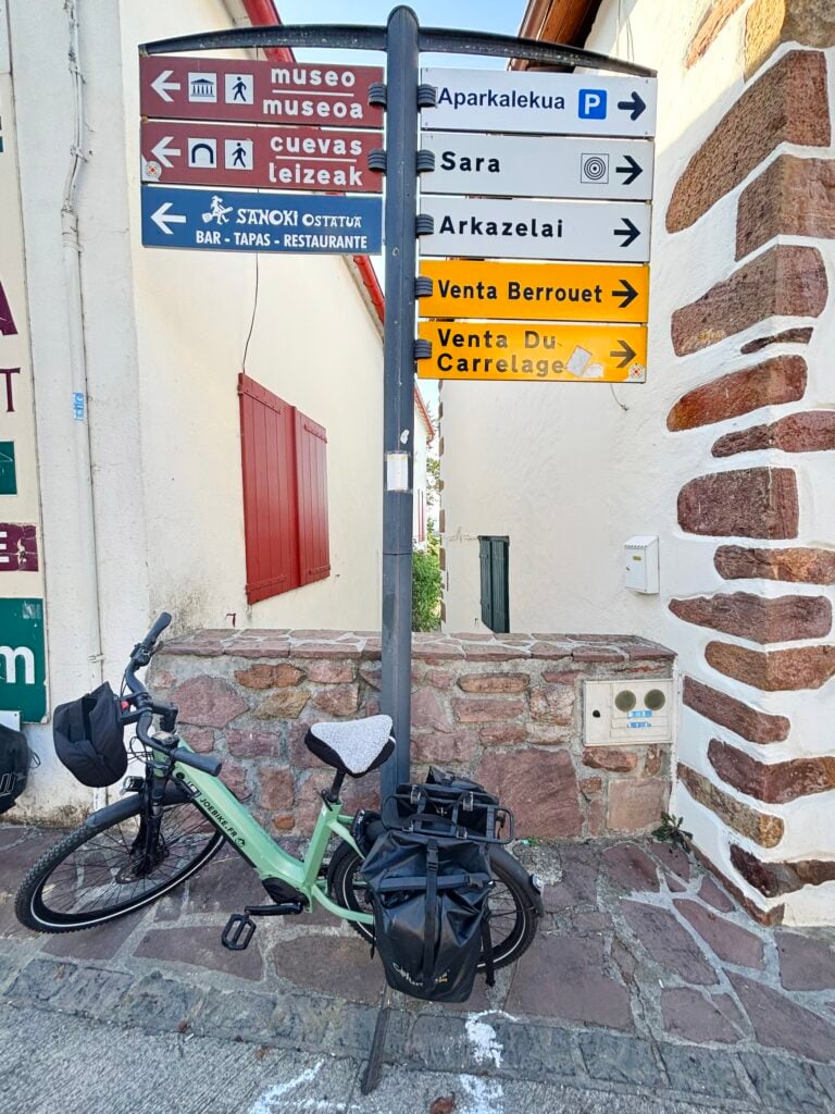Elcykel och skylt med destinationer i franska Baskien.