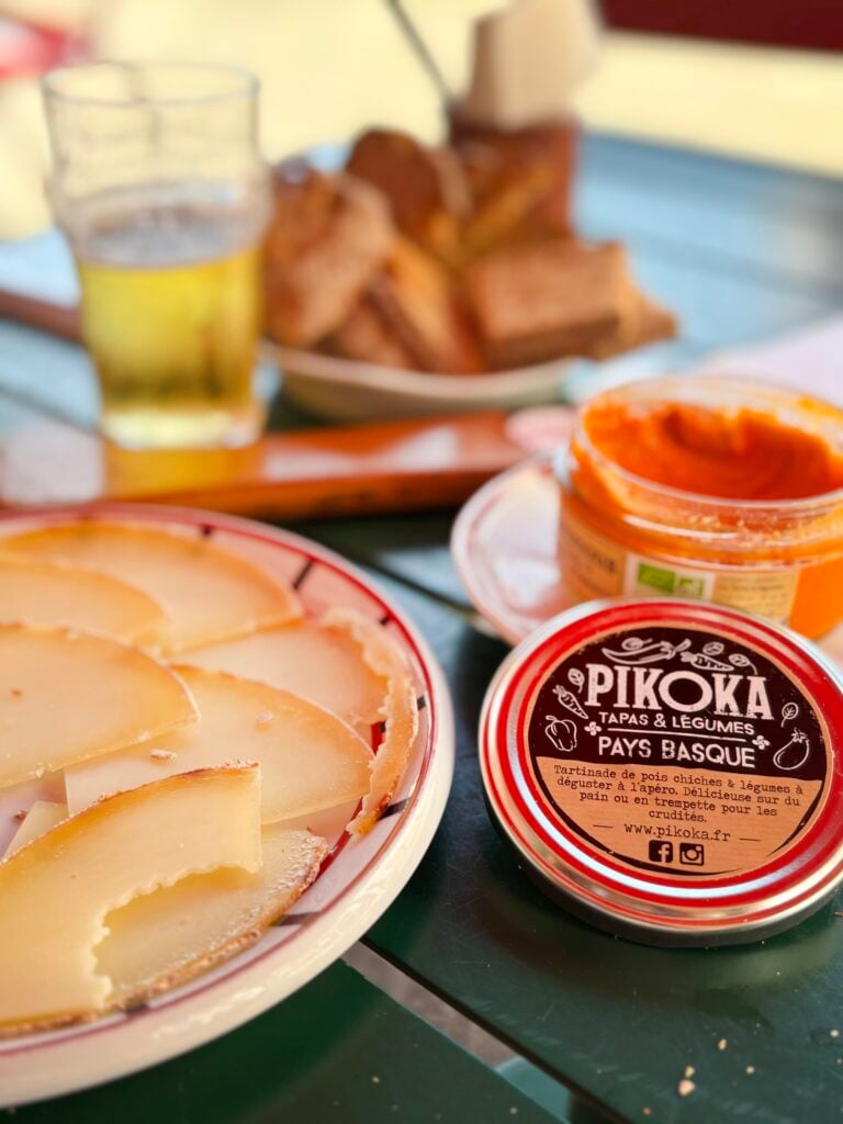 Hummus, ost, öl och bröd på barbord.