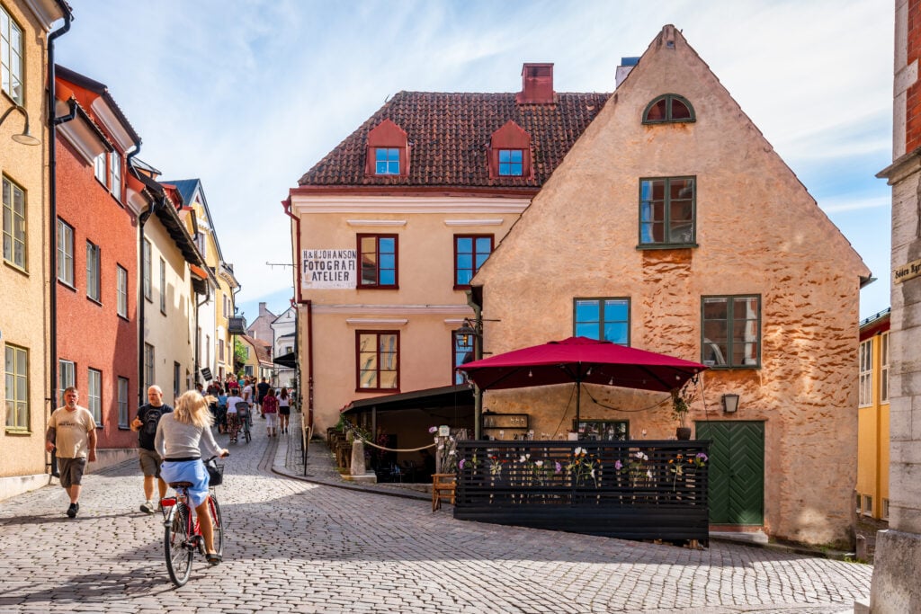 Små beigerosa hus på kullerstensgator.