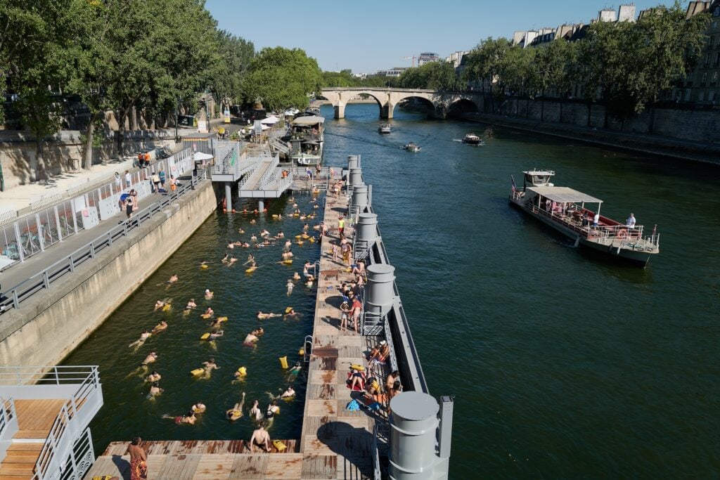 Bryggor och badgäster i flod i Paris.