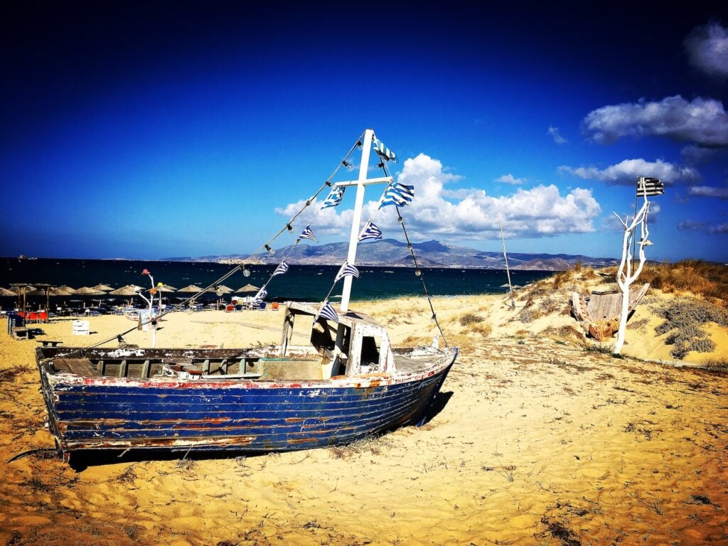 Par som sitter vid restarangbord vid strand och hav.