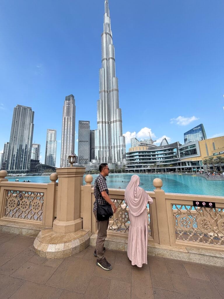 Ett par står och beundrar Burj Kaliofa, världens högsta hus.