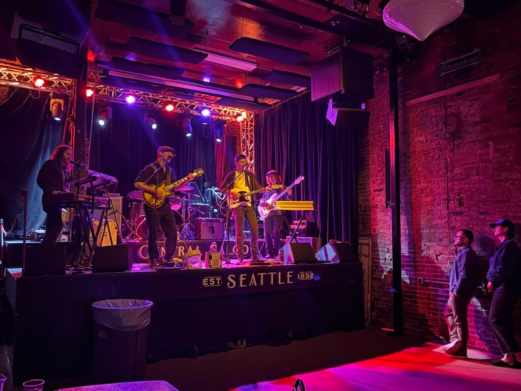 Rockband på scen på liten rockklubb i Seattle.