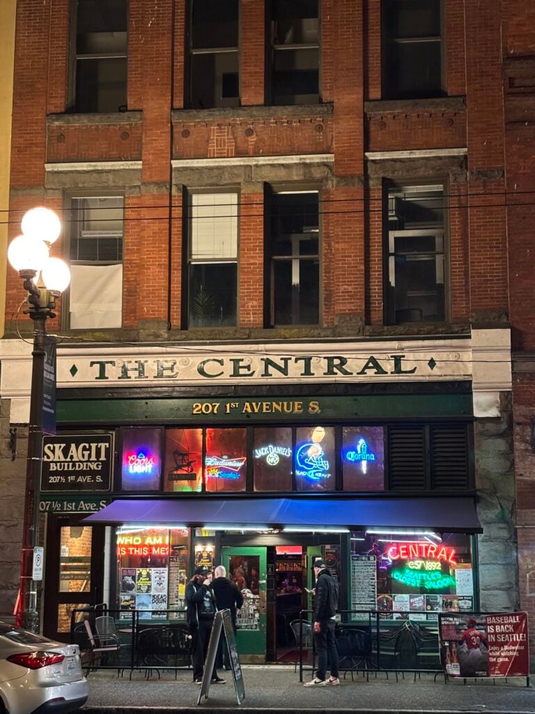 Nattlig fasad med texten Central Saloon.