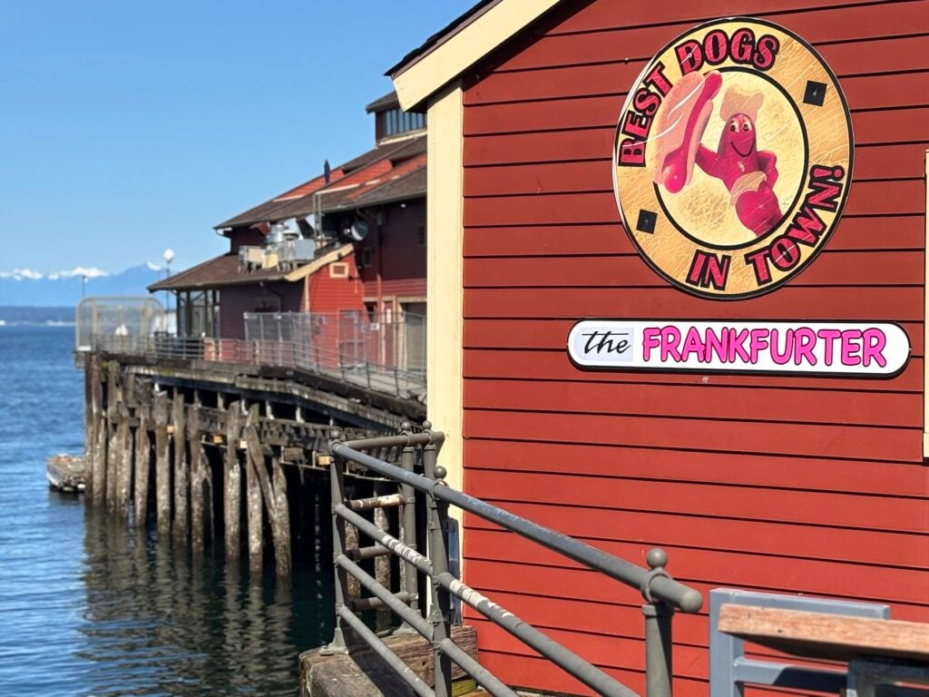 Fiskebåtar och bryggor vid hav.