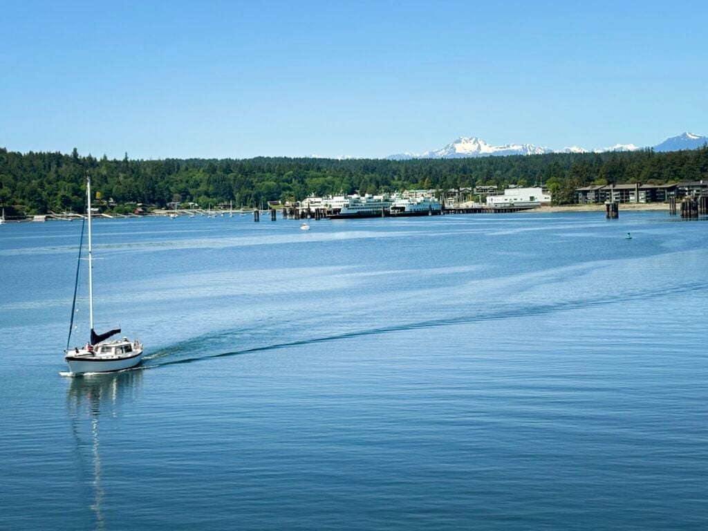 Segelbåt på spegelblankt hav.