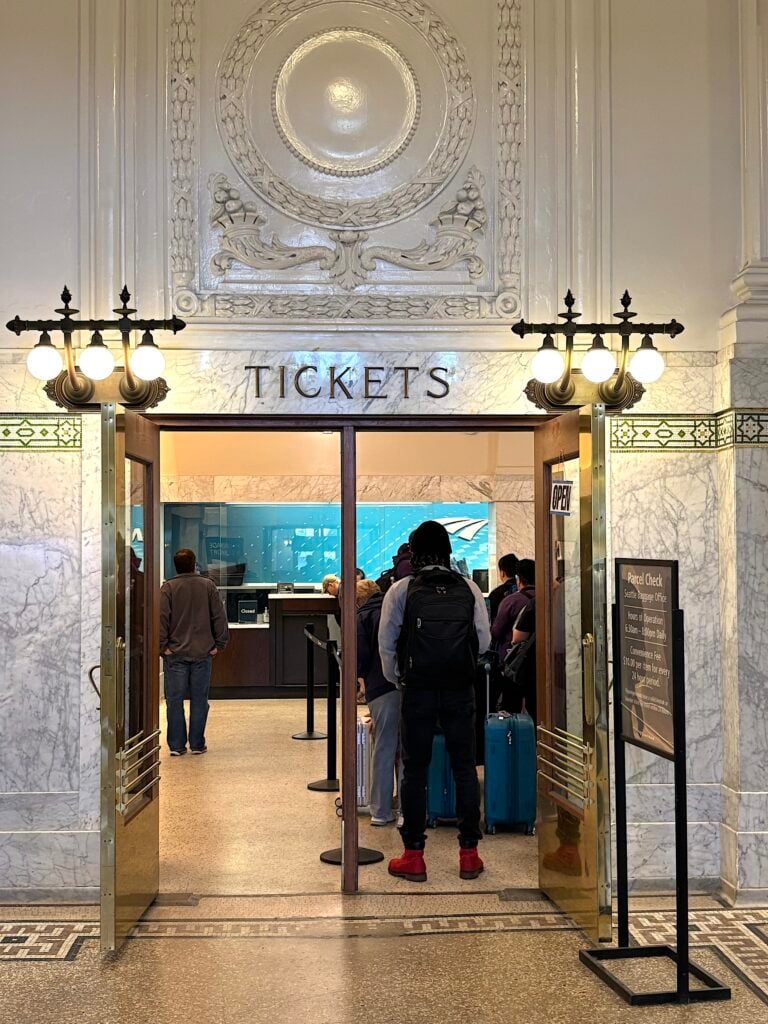 Järnvägsstation med skylten Tickets.