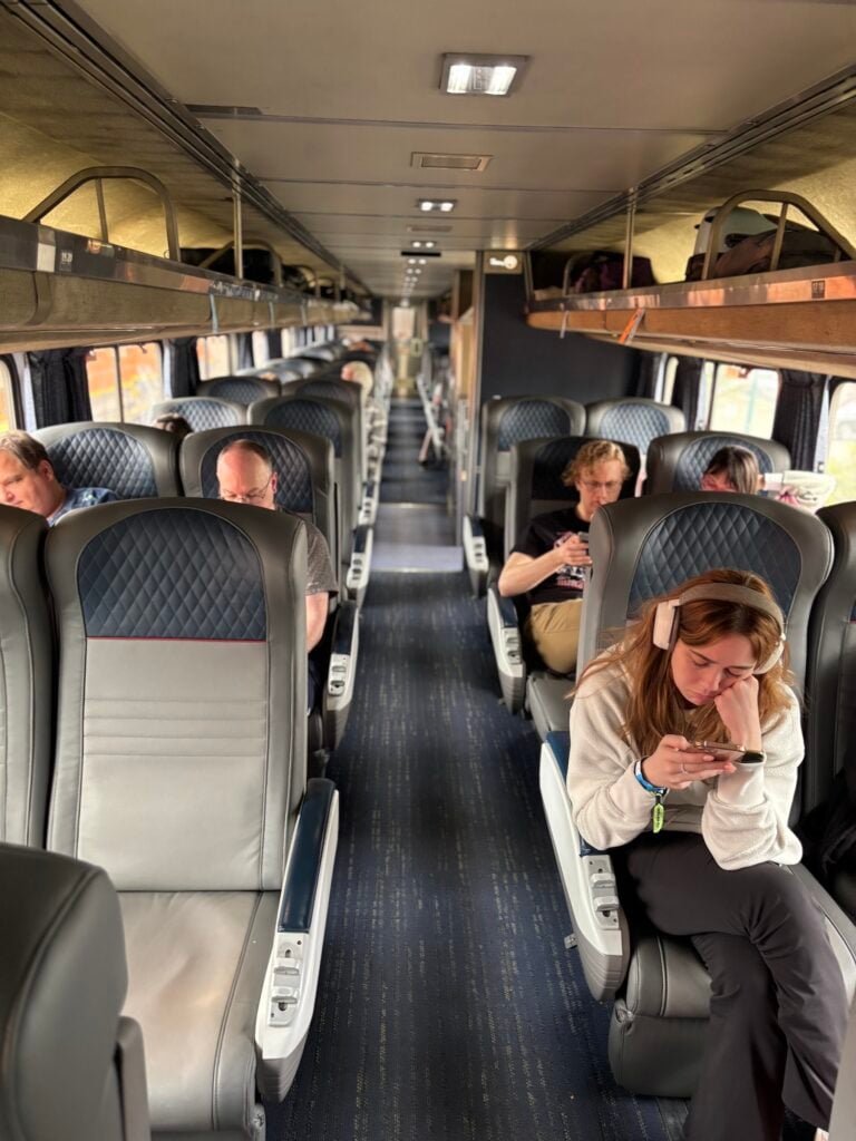 Sittvagn med resenärer på tåg.