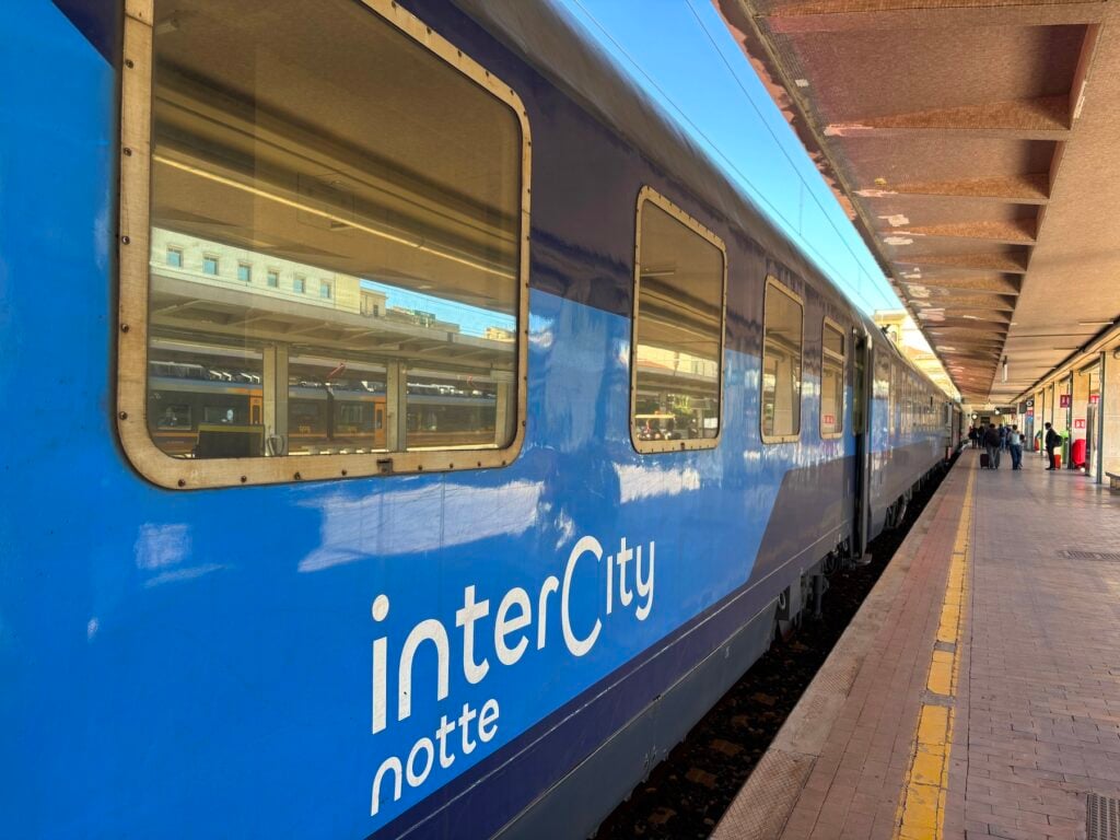 Blått italienskt nattåg med texten Intercity Notte.