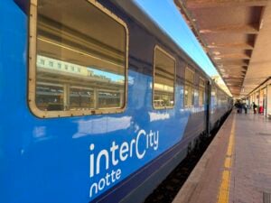 Blått italienskt nattåg med texten Intercity Notte.