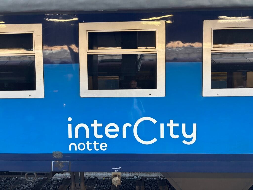 Bild på italienskt blått nattåg med texten Intercity Notte.