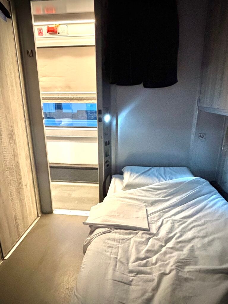 Sovvagnskupe på tåg.
