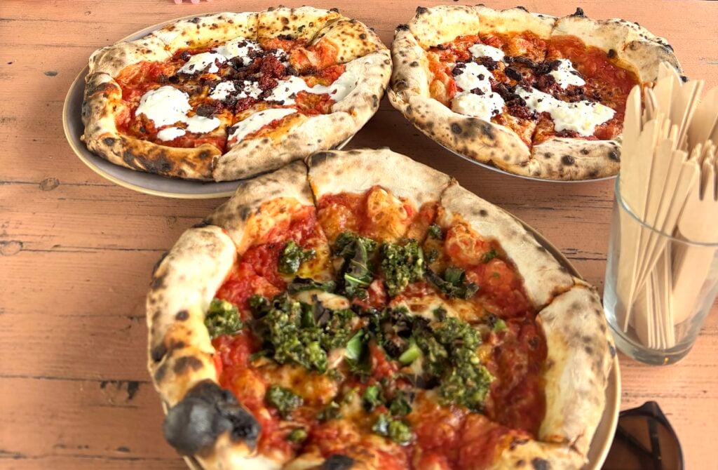 Tre pizzor med stora brödkanter.