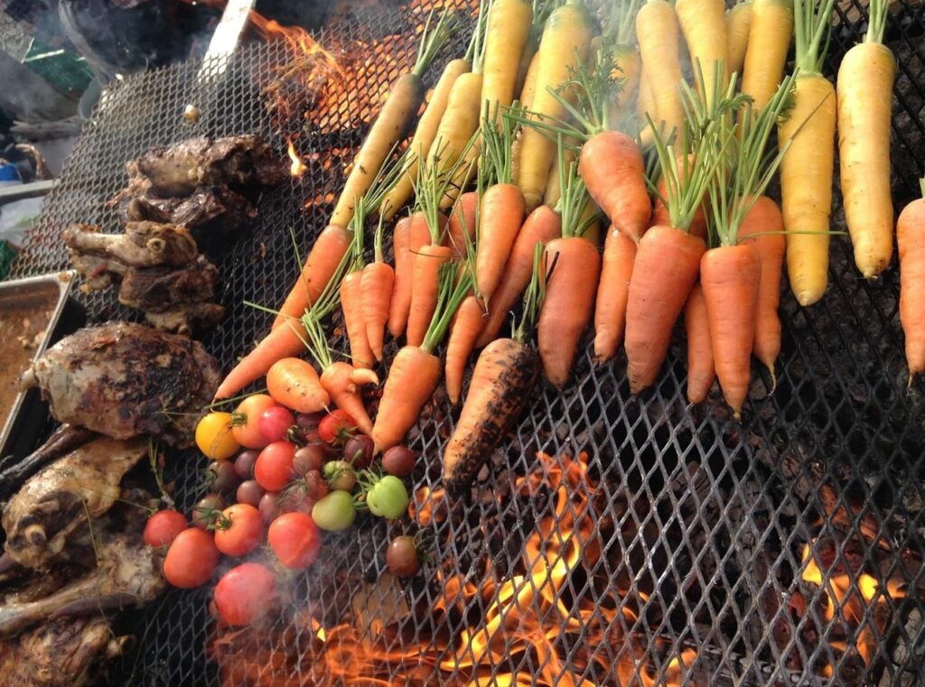 Morötter och andra grönsaker på en grill.