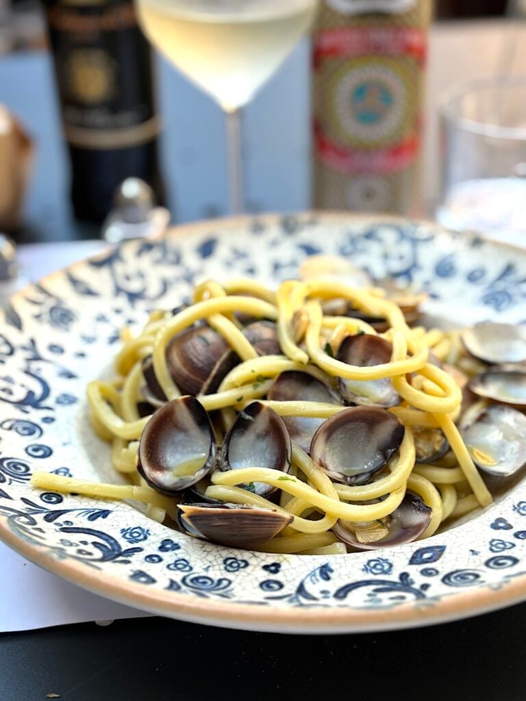 Tallrik med pasta med musslor