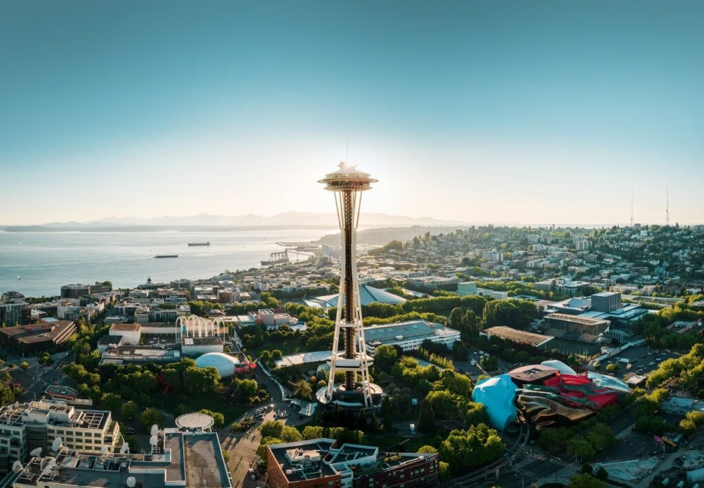 Vy över staden Seattle med havet i bakgrunden och tv-tornet Space Needle i mitten.