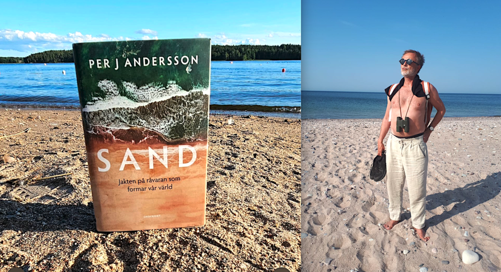 Bok som heter Sand utplacerad på en strand bredvid en man i bar överkropp på en sand strand.