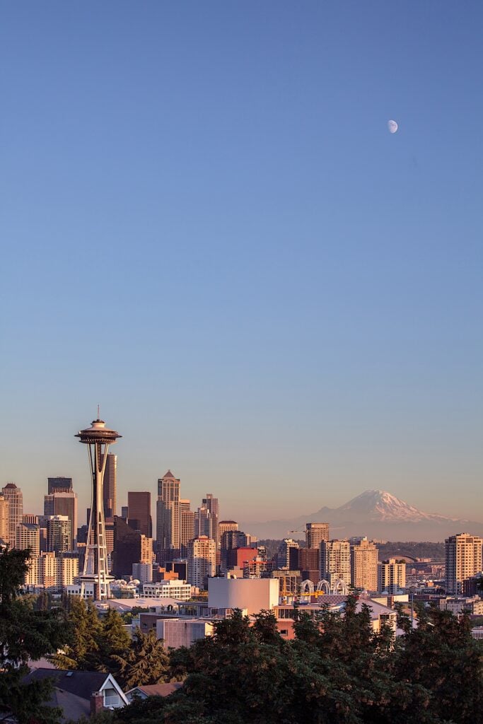 Seattles skyline med tv-torn i bakgrunden.