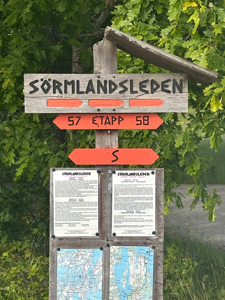 Skylt som säger Sörmlandsleden etapp 58.