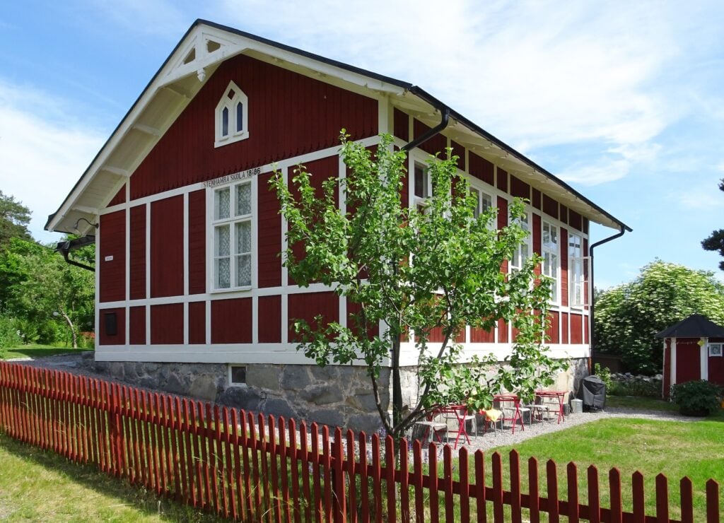 Rött skolhus med vita knutar. Gammalt från 1800-talet.