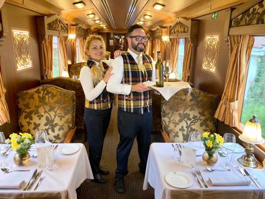 Två kypare i lyxig restaurangvagn