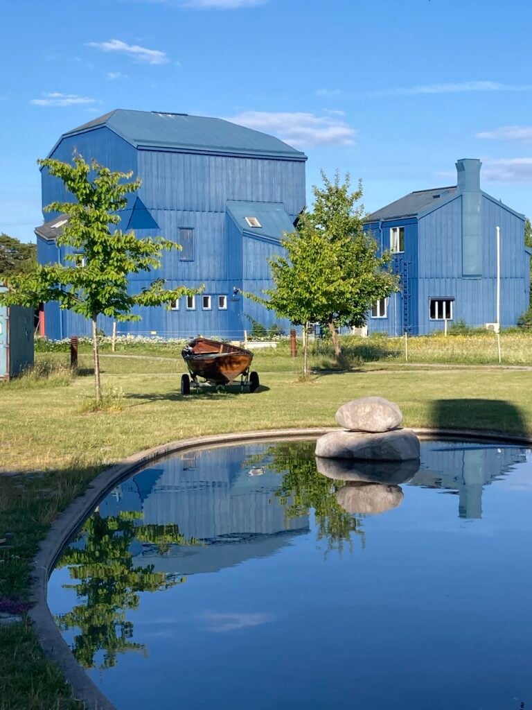 Blåa antroposofiska trähus.